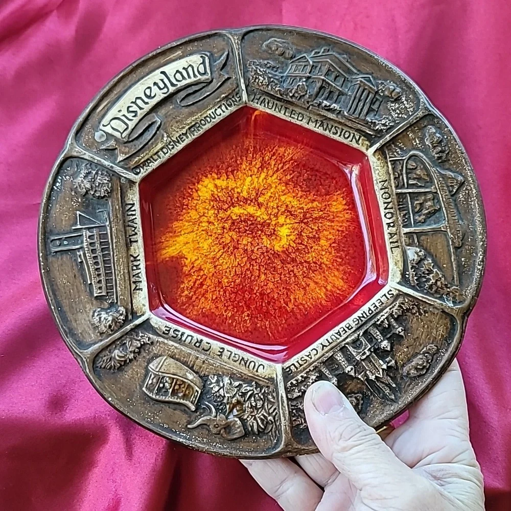 WALT DISNEY PRODUCTIONS Disneyland Souvenir plate from the 70s - Picture 5 of 7